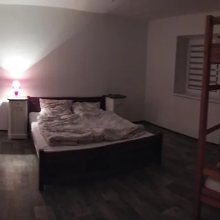 Mezi Poli A Lány Apartmán Červený Kostelec