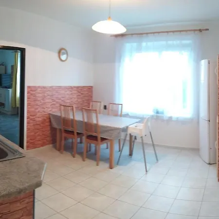 Mezi Poli A Lány * Červený Kostelec